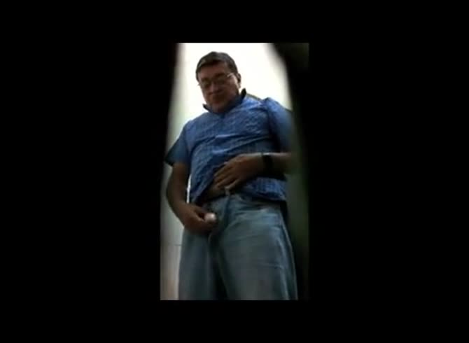 Video: Homeless dudes got filmed while pissing in public bathroom
